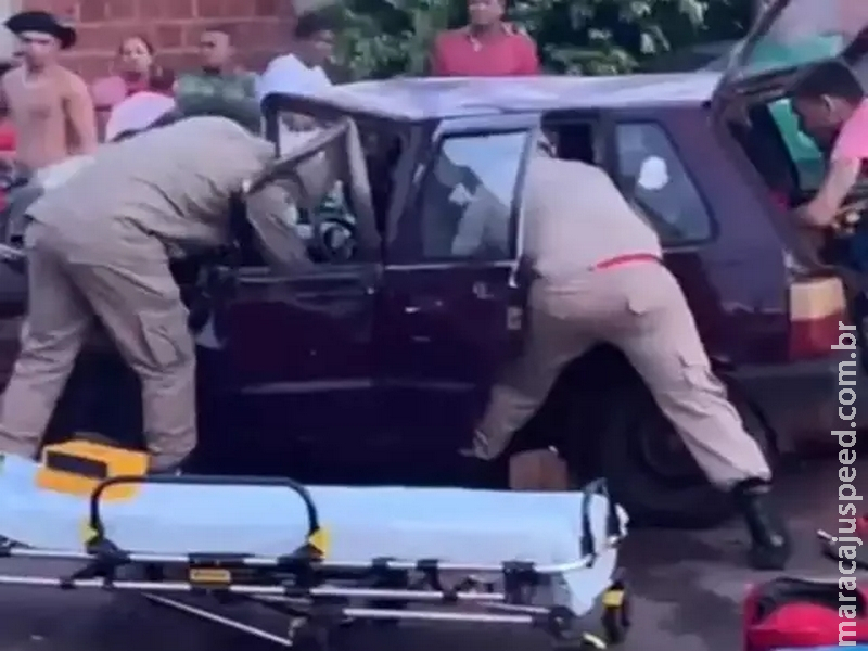 Motorista morre preso às ferragens após bater carro em camionete