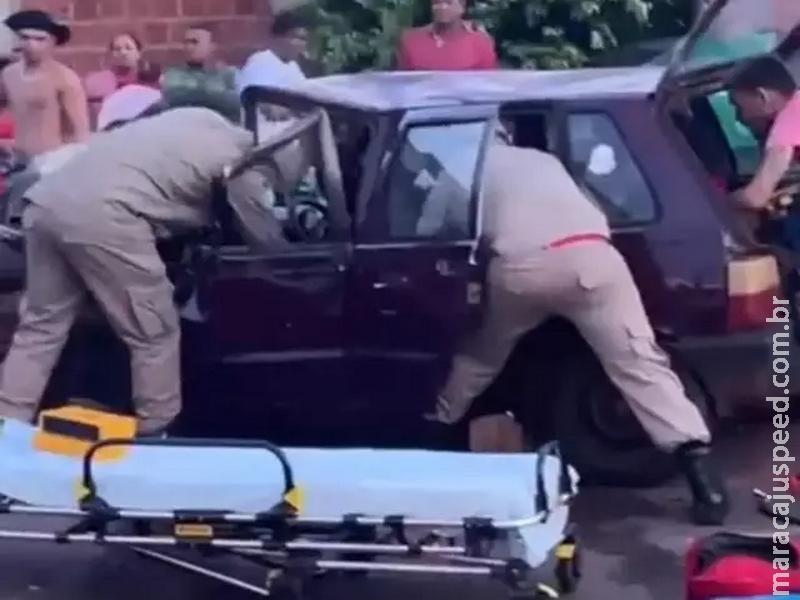 Motorista morre preso às ferragens após bater carro em camionete Motorista morre preso às ferragens após bater carro em camionete