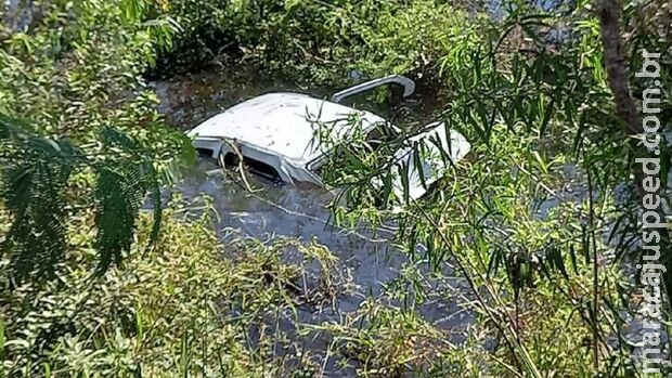 Motorista perde direção, carro cai em ribanceira e fica submerso em Corumbá
