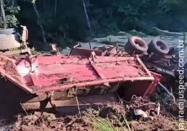 Motorista sai ileso após caminhão tombar na Serra de Maracaju