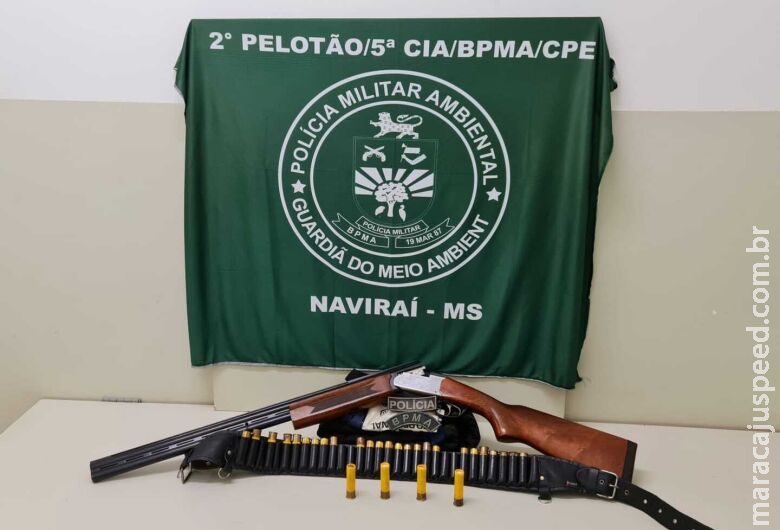 Mulher é flagrada com espingarda de caça dentro de veículo e acaba presa