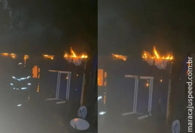 Mulher é resgatada de casa em chamas abraçada com os 4 filhos Mulher é resgatada de casa em chamas abraçada com os 4 filhos