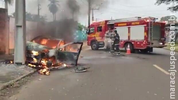 Mulher perde controle de carro, bate em poste e carro pega fogo em Campo Grande