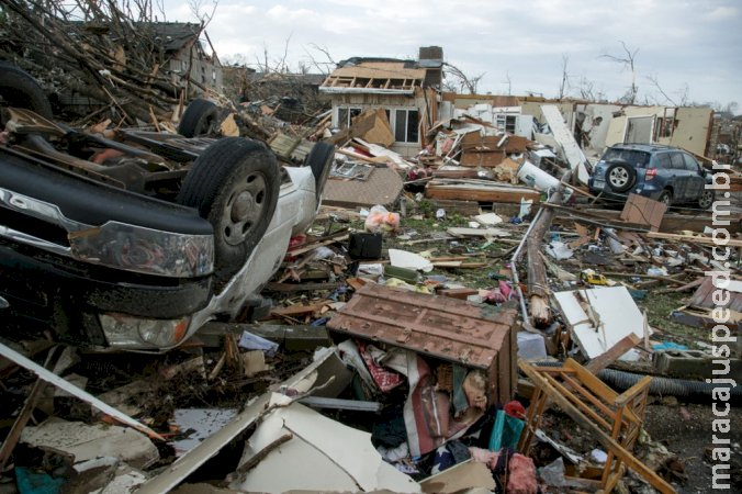 Número de mortos por fortes tornados nos Estados Unidos sobe para 29 até este domingo Número de mortos por fortes tornados nos Estados Unidos sobe para 29 até este domingo