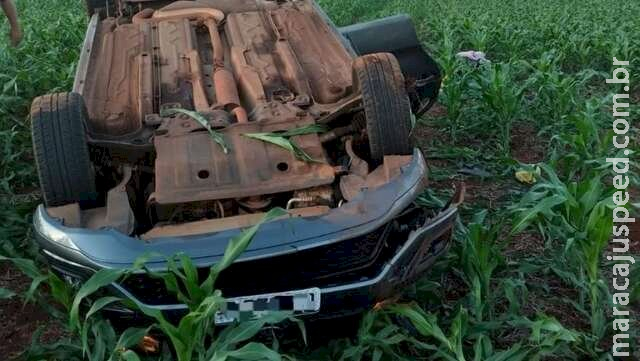 Passageira é arremessada de carro em capotagem na MS-156, em Amambai Passageira é arremessada de carro em capotagem na MS-156, em Amambai