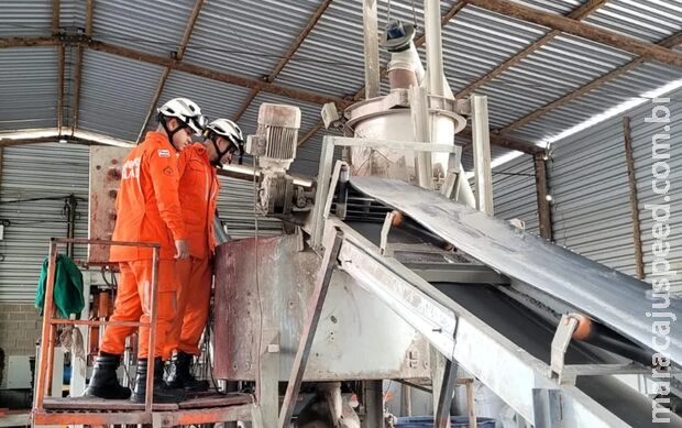 Trabalhador morre preso em máquina de concreto em Porto Seguro Trabalhador morre preso em máquina de concreto em Porto Seguro