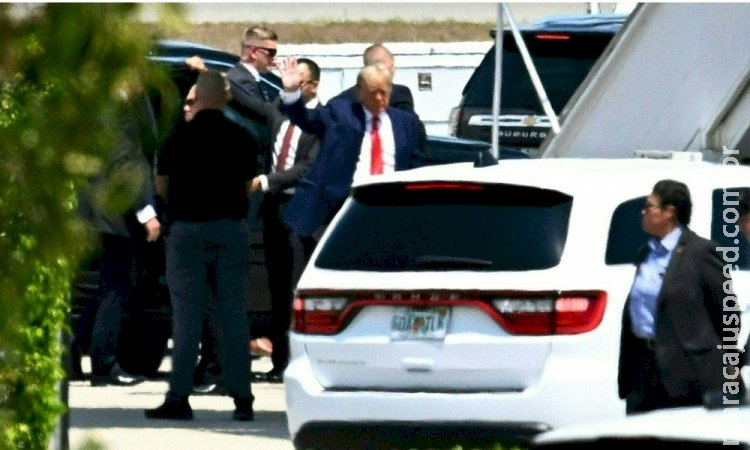 Trump embarca para Nova York para se apresentar à justiça e conhecer seu futuro Trump embarca para Nova York para se apresentar à justiça e conhecer seu futuro