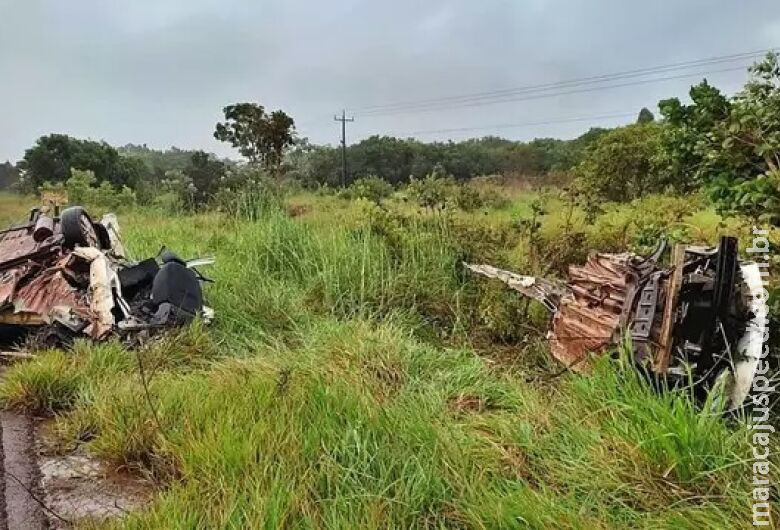 Veículo é partido ao meio em acidente durante chuva intensa Veículo é partido ao meio em acidente durante chuva intensa