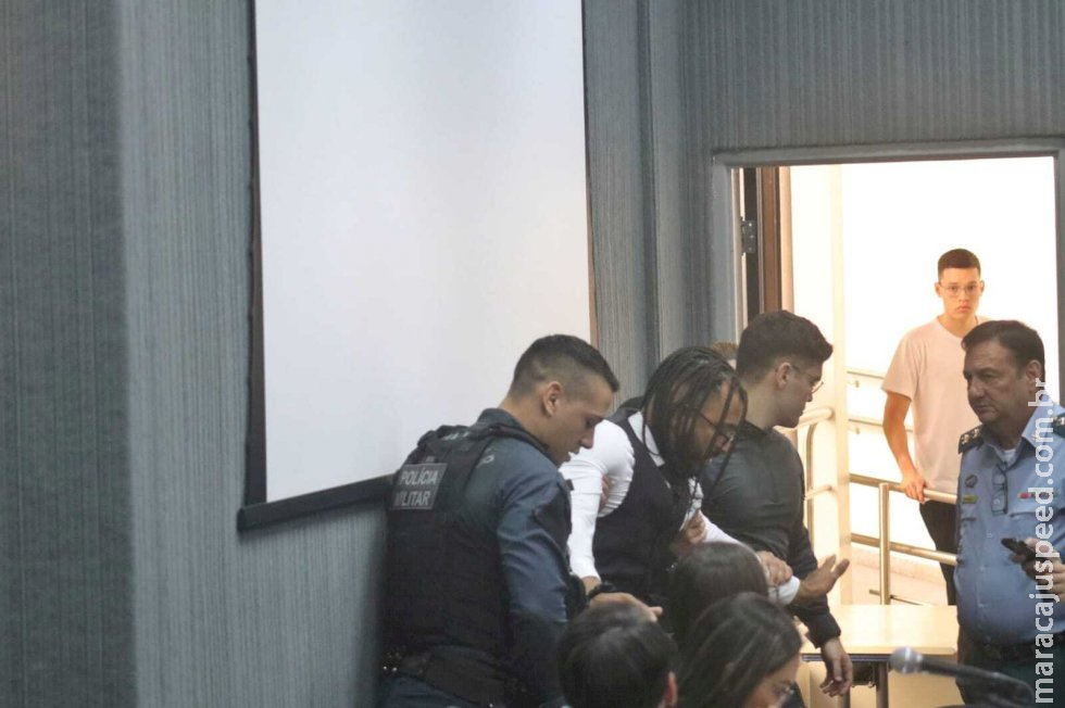 Advogado de réu por morte de criança bate boca com juiz e é expulso de plenário