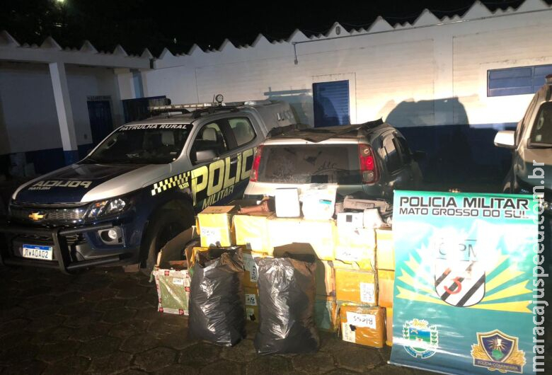 Ao fugir da polícia, motorista colide carro em coqueiro e abandona com contrabando