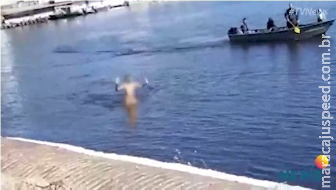 Após atacar crianças com pedras, homem nu pula em rio para fugir da polícia