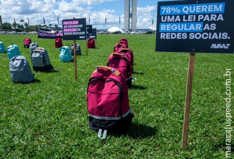 Ato no gramado do Congresso lembra vítimas de ataques em escolas