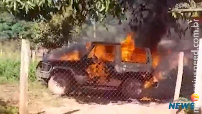 Brasileiro esfaqueia ex-mulher e se mata dentro de carro em chamas