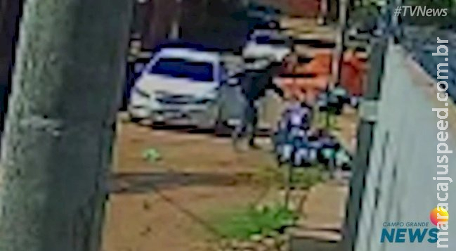 Câmera de segurança mostra momento em que atirador executa rapaz em MS