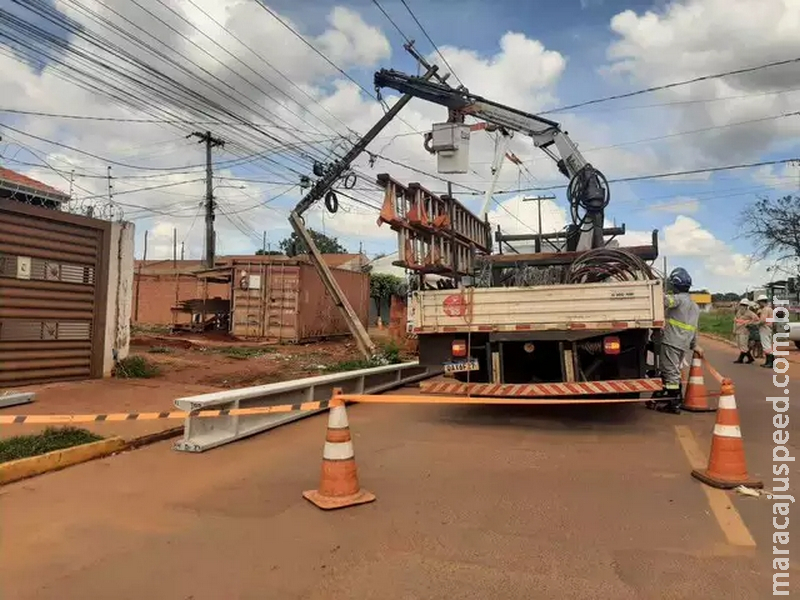 Caminhão bate em poste e deixa moradores do Parque do Sol sem luz