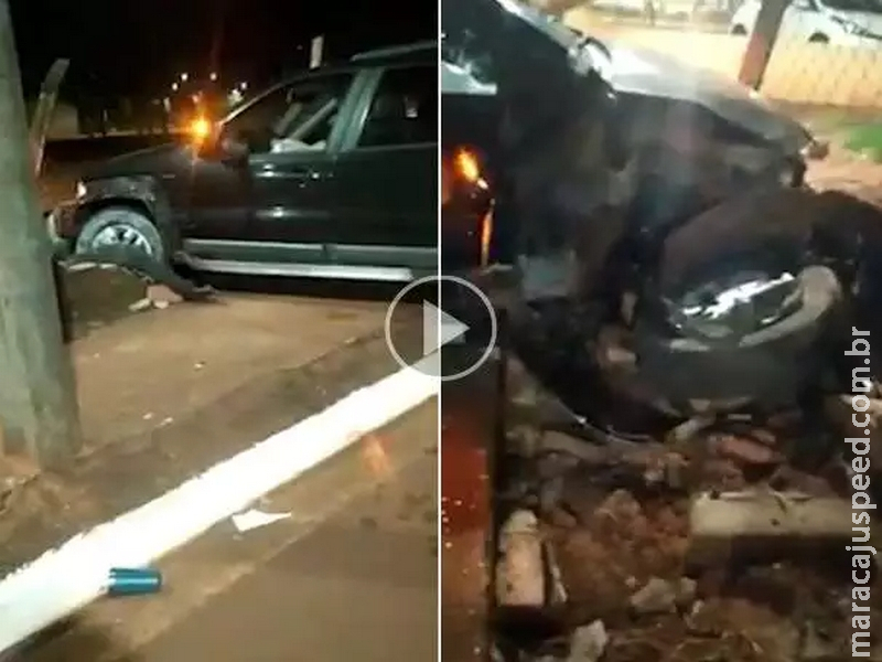 Carro destrói alambrado, duas pessoas ficam feridas e motorista foge 