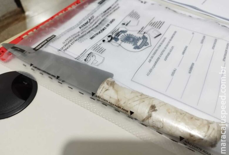 Durante discussão, mulher esfaqueia marido em pátio de delegacia