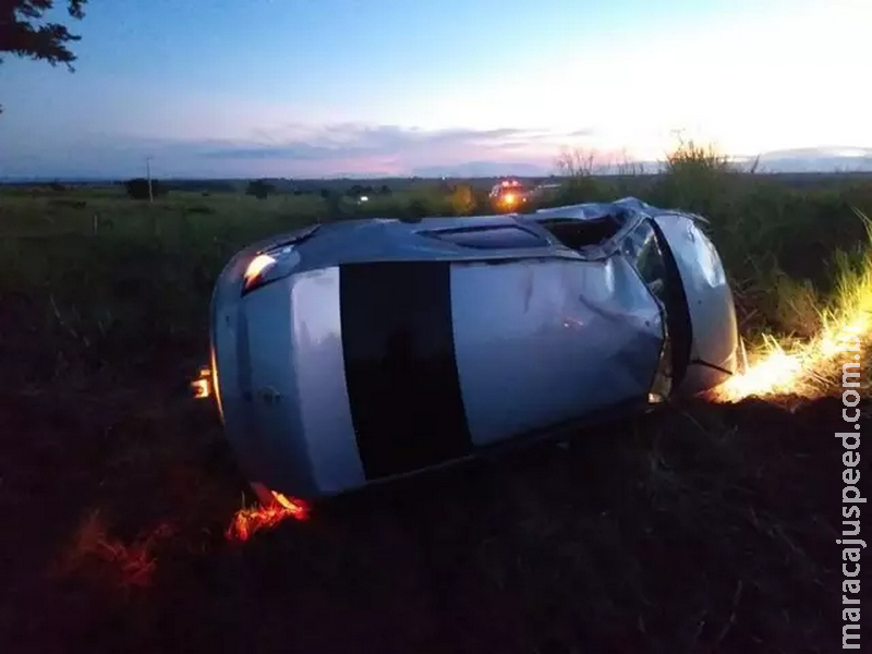 Grávida fica ferida após capotagem de carro na MS-395 Grávida fica ferida após capotagem de carro na MS-395