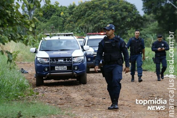 Homem com som alto tenta matar policiais com faca em Dourados