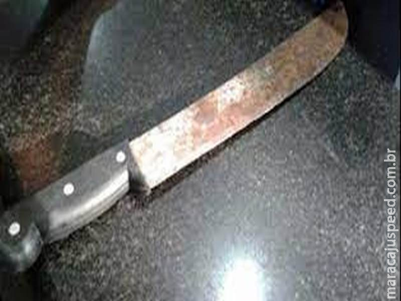Homem é ferido a golpes de facão na cabeça por dupla que é presa em MS