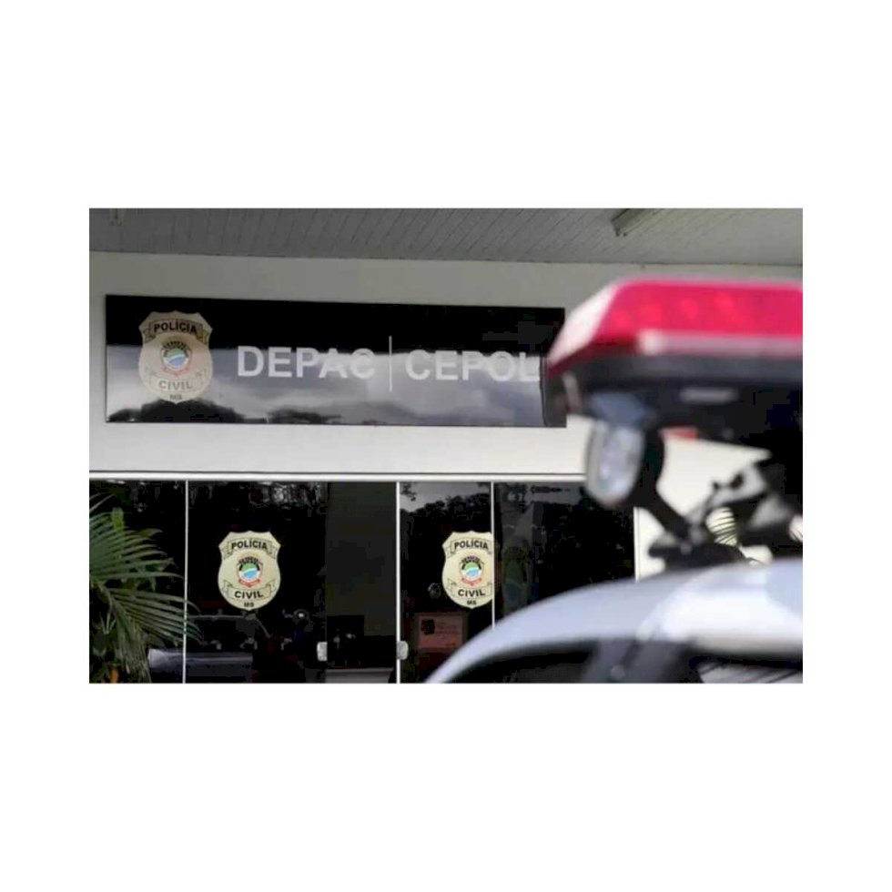 Homem é visto batendo com pedaço de madeira em adolescente seminua