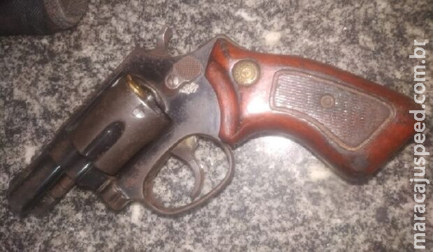 Idoso é ferido com tiro acidental ao derrubar arma em Jardim