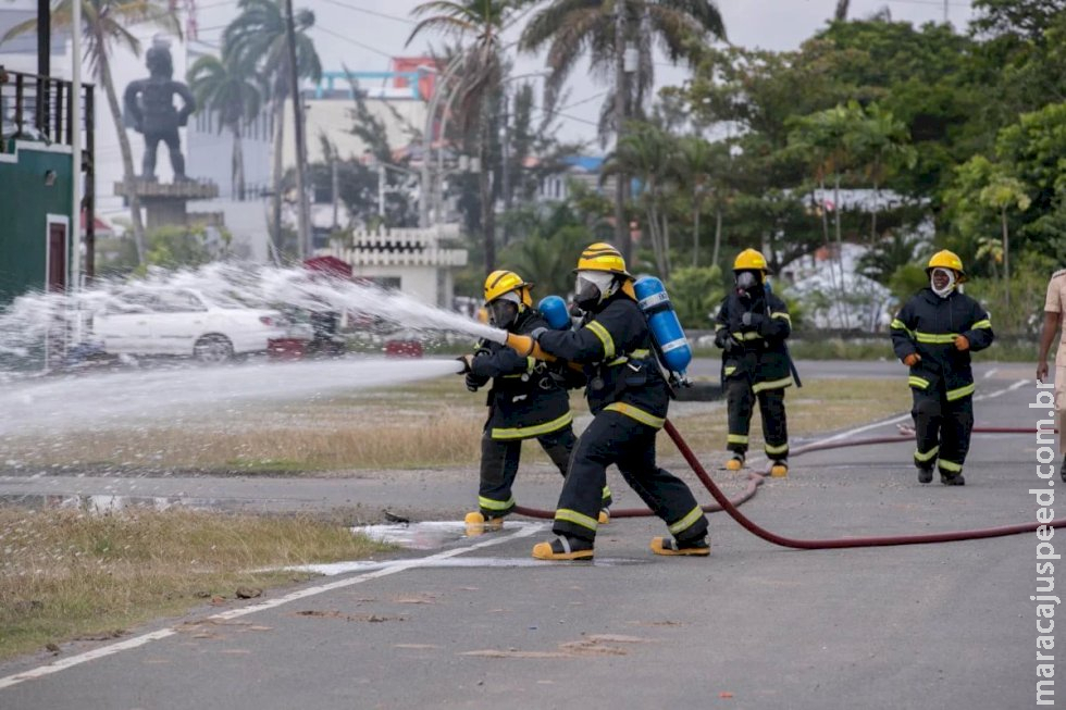 Incêndio em escola da Guiana deixa pelo menos 20 crianças mortas Incêndio em escola da Guiana deixa pelo menos 20 crianças mortas