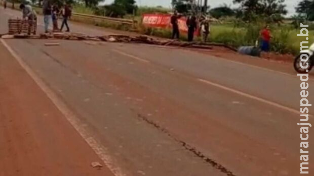 Indígenas fecham trecho da Perimetral Norte em Dourados