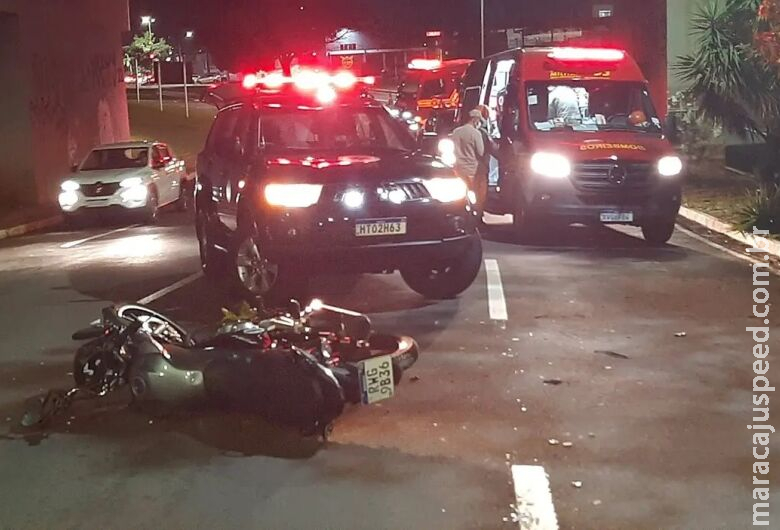 Jovem fica em estado gravíssimo ao colidir moto contra árvore Jovem fica em estado gravíssimo ao colidir moto contra árvore