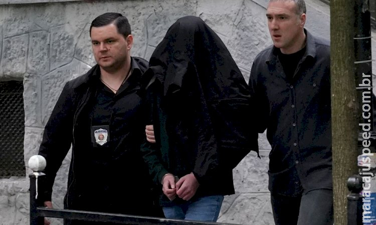 Menino de 14 anos abre fogo em escola de Belgrado e deixa nove mortos Menino de 14 anos abre fogo em escola de Belgrado e deixa nove mortos