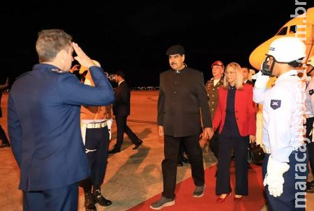 Militares de honra da FAB batem continência ao ditador Maduro que esta no Brasil para se encontrar com Lula