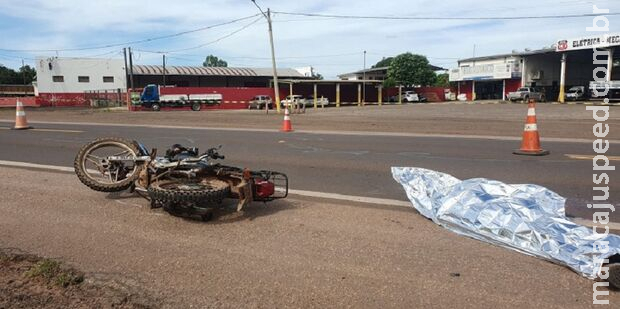 Motociclista cai em rodovia e morre atropelado por carreta na BR-163, em Coxim