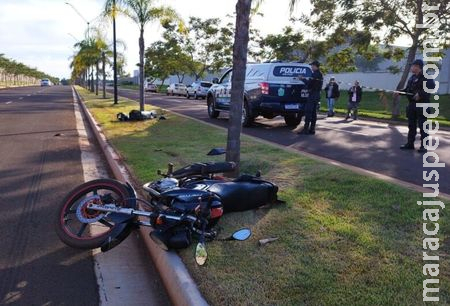Motociclista de 25 anos morreu após perder controle de direção e bater em coqueir