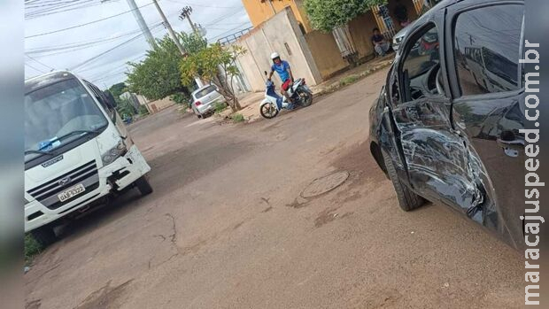Motorista atingido por ônibus sofre trauma no rosto e recebe atendimento de moto-socorro Motorista atingido por ônibus sofre trauma no rosto e recebe atendimento de moto-socorro