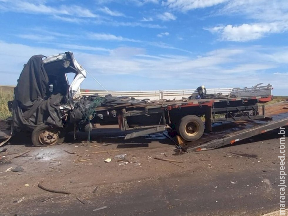 Motorista de caminhão morre após colisão com ônibus na BR-267, entre Nova Andradina e Nova Casa Verde Motorista de caminhão morre após colisão com ônibus na BR-267, entre Nova Andradina e Nova Casa Verde