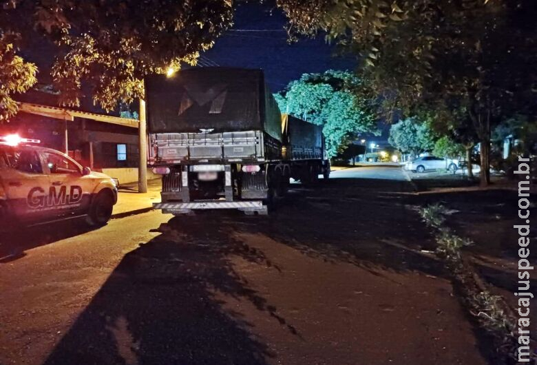 Motorista de carreta falha em manobra e vai preso após GM constatar embriaguez