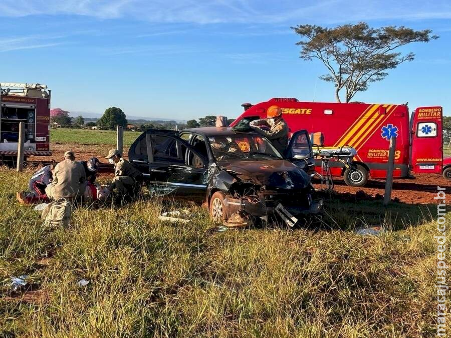 Motorista desvia de buraco, carro capota na MS-134 e quatro ficam feridos Motorista desvia de buraco, carro capota na MS-134 e quatro ficam feridos