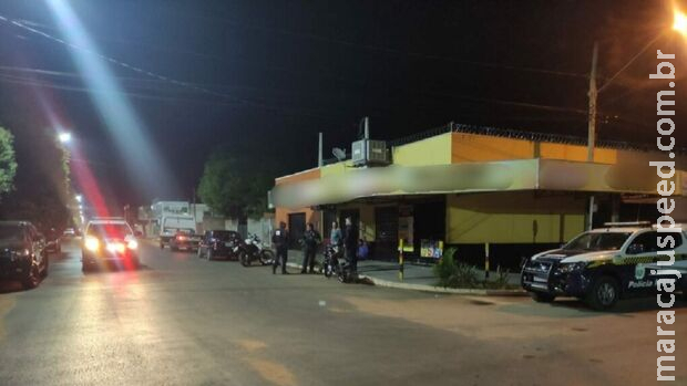 Motorista embriagado apanha ao bater carro, sai, e volta com faca e canivete para 