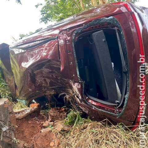 Motorista passa mal, perde controle em curva e carro cai em ribanceira Motorista passa mal, perde controle em curva e carro cai em ribanceira