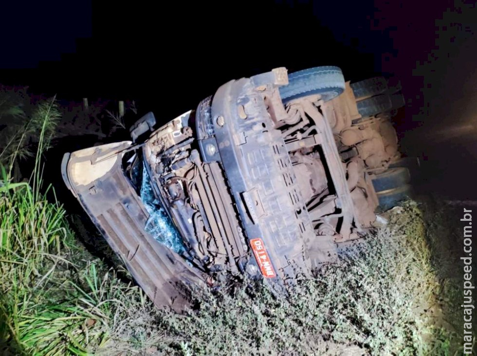 Motorista perde controle e caminhão com eucalipto capota na BR-158