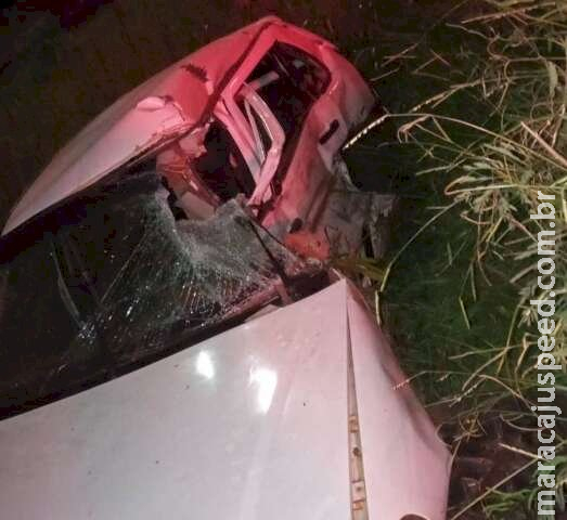 Mulher de 26 anos morre em acidente entre Gol e carreta na MS-164