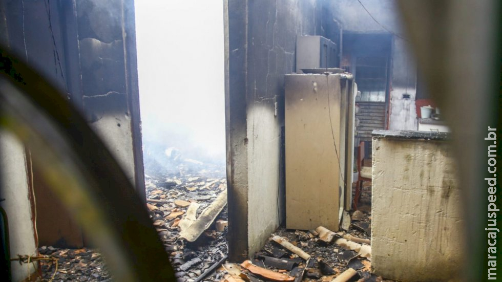 Mulher é morta queimada após casa ser incendiada por marido que acabou preso Mulher é morta queimada após casa ser incendiada por marido que acabou preso