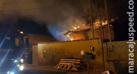Mulher é suspeita de atear fogo em residência após briga com marido em Sidrolândia Mulher é suspeita de atear fogo em residência após briga com marido em Sidrolândia