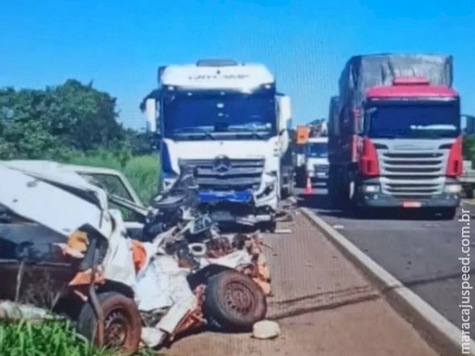 Mulher tenta ultrapassar em rodovia e morre ao colidir carro contra carreta na BR-158