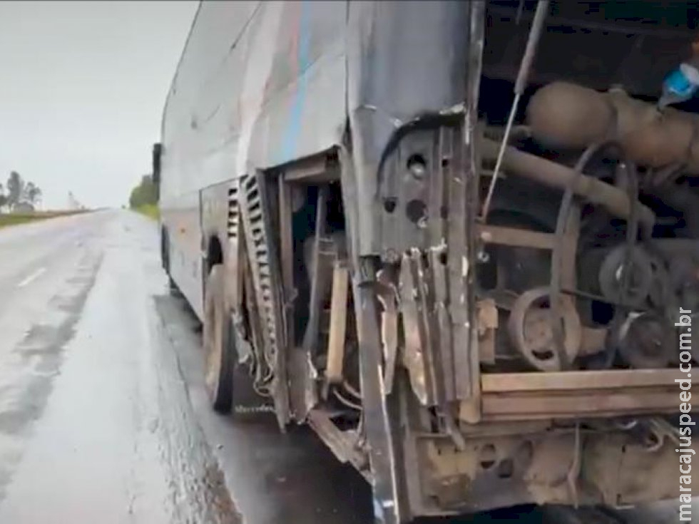 Na BR-276, em Nova Alvorada do Sul, motorista é fechado e bate carreta em ônibus com quase 50 passageiros