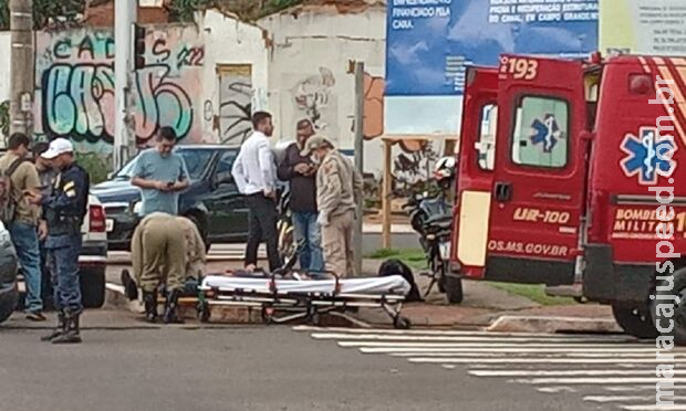 Picape acerta moto e policial é lançado para a calçada na Fernando Corrêa Picape acerta moto e policial é lançado para a calçada na Fernando Corrêa