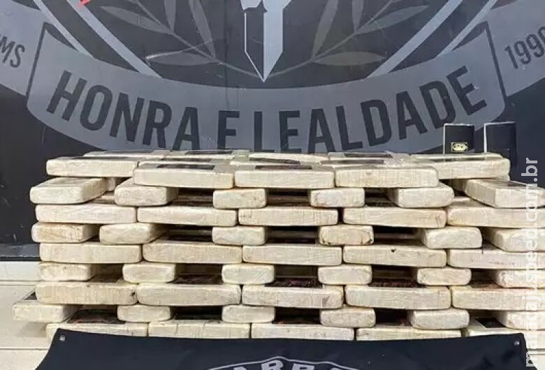 Polícia apreende 122 quilos de pasta base em fundo falso de caminhonete