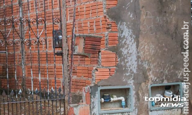 Puxada pelos cabelos, mulher estuprada teve blusa rasgada e short arrancado na Vila Natália