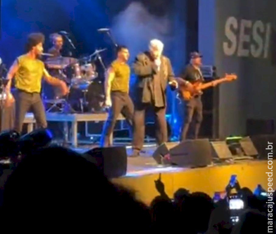 Sidney Magal passa mal em show e é retirado do palco às pressas