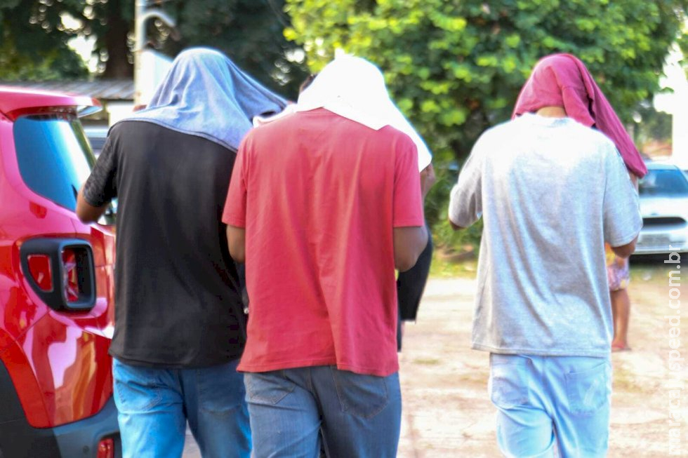 Suspeitos de espancar vizinho até a morte se apresentam à polícia
